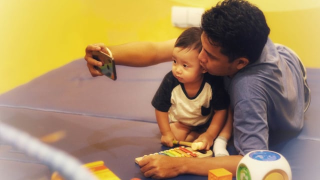 Ilustrasi Ayah bermain dengan anak. (Foto: Iqbal Firdaus/kumparan)