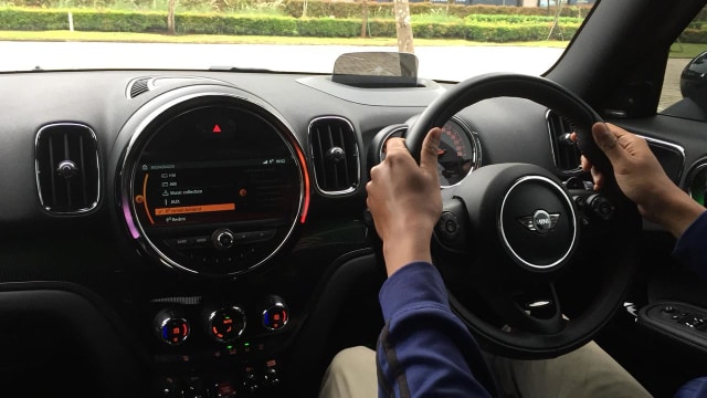 Posisi tangan pada setir MINI Cooper S Countryman rakitan lokal Foto: Aditya Pratama Niagara/kumparanOTO