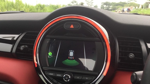 Fun package berupa lampu LED pada head unit MINI Cooper S Countryman (Foto: Aditya Pratama Niagara/kumparanOTO)