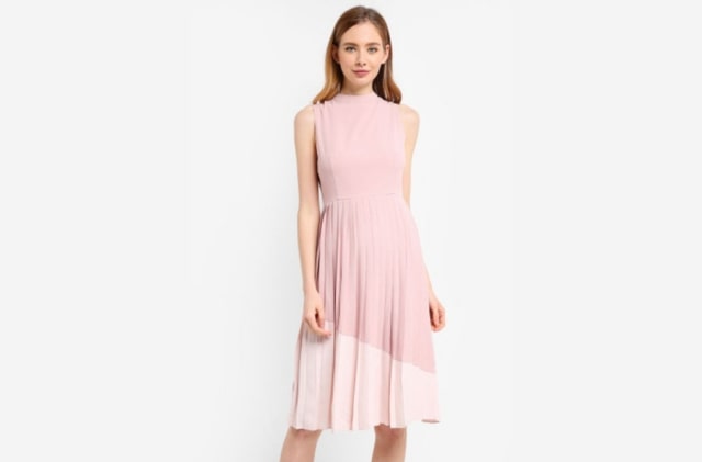 Super Eye Catching, Berani Nggak Pakai Tren Tabrak Warna Pink dan Merah, Babes? (5)