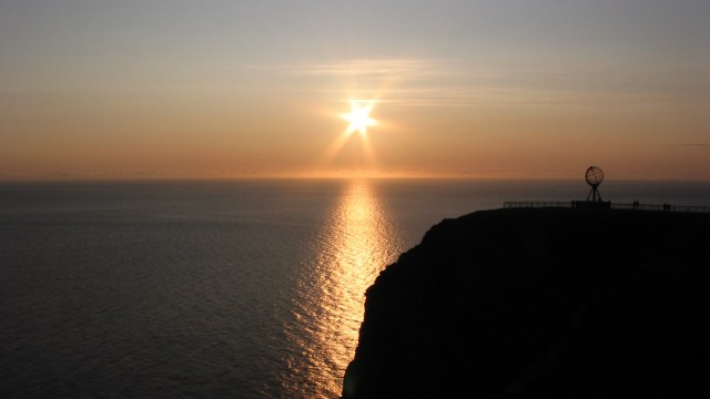Matahari malam di Norwegia. (Foto: Yan Zhang via wikimedia commons.)