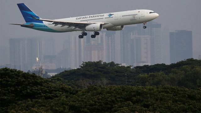 Pesawat Airbus A330-300 Garuda Indonesia mendarat di Bandara Soekarno Hatta. Foto: REUTERS / Beawiharta