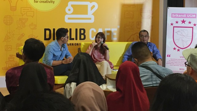 Ketua DPP Partai Solidaritas Indonesia (PSI) Tsamara Amany (tengah) menjadi pembicara di Universitas Gadjah Mada (UGM) Yogyakarta. (Foto: Arfiansyah Panji Purnandaru/kumparan)