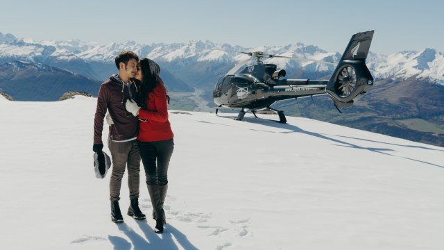 Pasangan Nadine dan Dimas glacier walk di Selandia Baru (Foto: Tourism New Zealand)