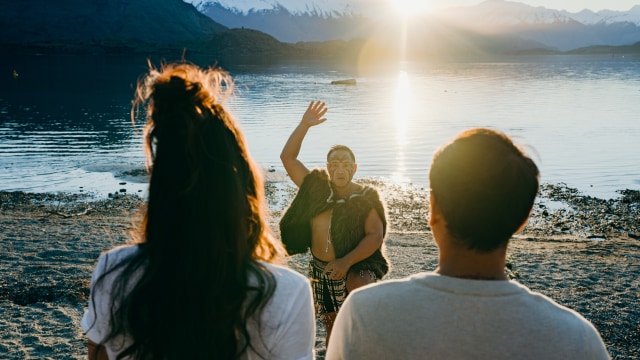 Pasangan Nadine dan Dimas mendapat berkat dari suku Maori (Foto: Tourism New Zealand)