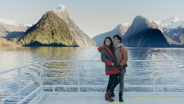 Pasangan Nadine dan Dimas di kapal pesiar Fiordland Jewel melintasi Milford Sound (Foto: Tourism New Zealand)