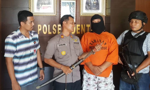 Pamer Pedang, Pria Kekar Ini Diamankan Polisi