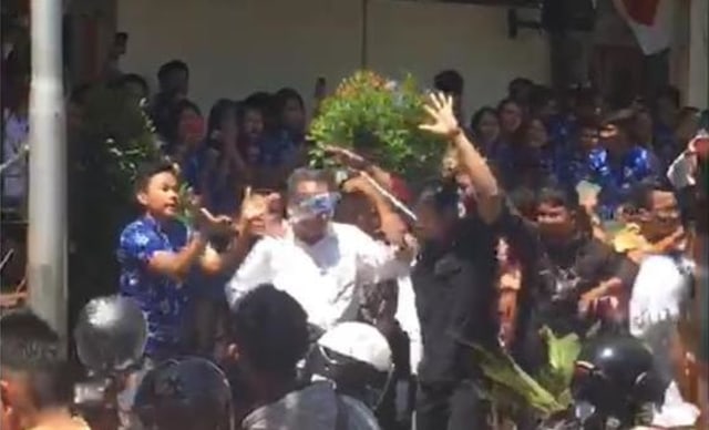 Siswa Dwijendra Mengamuk Lempari Botol Aqua ke Pengurus Yayasan Baru