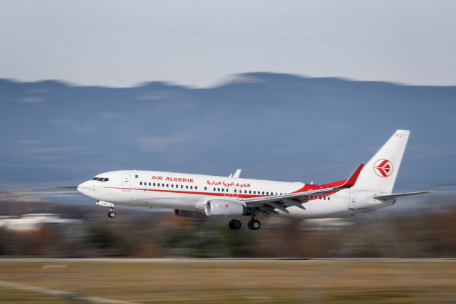 Ilustrasi pesawat Air Algerie lepas landas. (Foto: AFP/FABRICE COFFRINI)