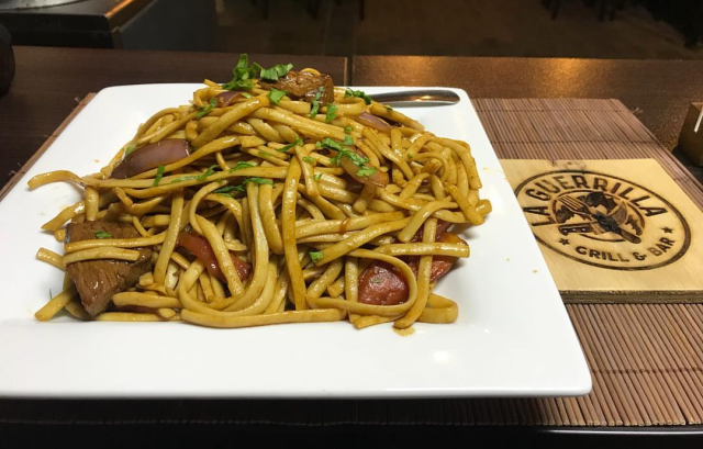 Tallarin saltado, Makanan khasPeru (Foto: Instagram @laguerillagb)