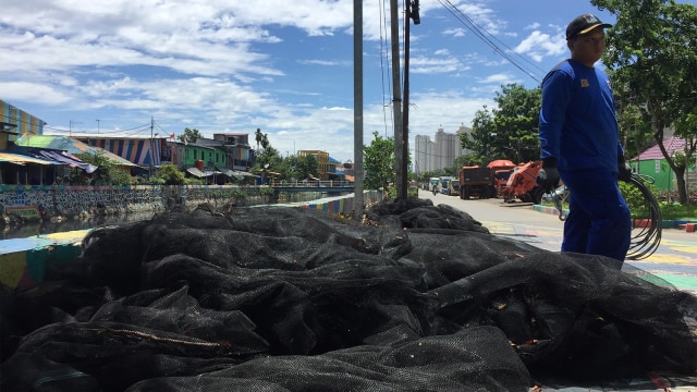 Jaring yang sempat menutupi kali Item saat pergelaran Asian Games, hari ini mulai dicopot oleh petugas Sumber Daya Air (SDA). (Foto: Fachrul Irwinsyah/kumparan)