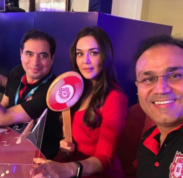 Intip 5 Aktivitas Preity Zinta di Usia 43 Tahun yang Terlihat Muda (3)