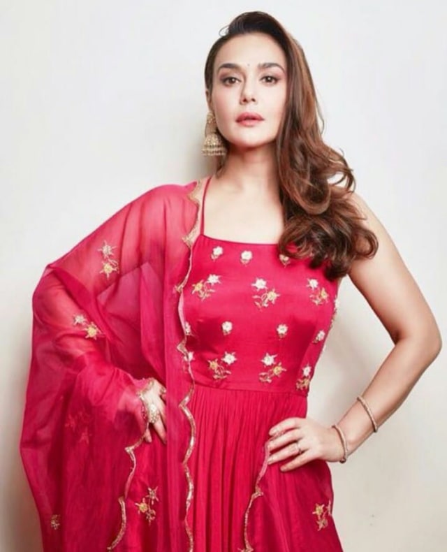 Intip 5 Aktivitas Preity Zinta di Usia 43 Tahun yang Terlihat Muda (4)