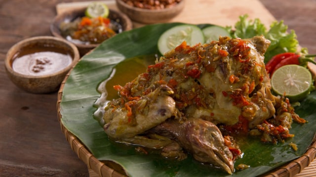 Ayam betutu dari Bali (Foto: Shutter Stock)