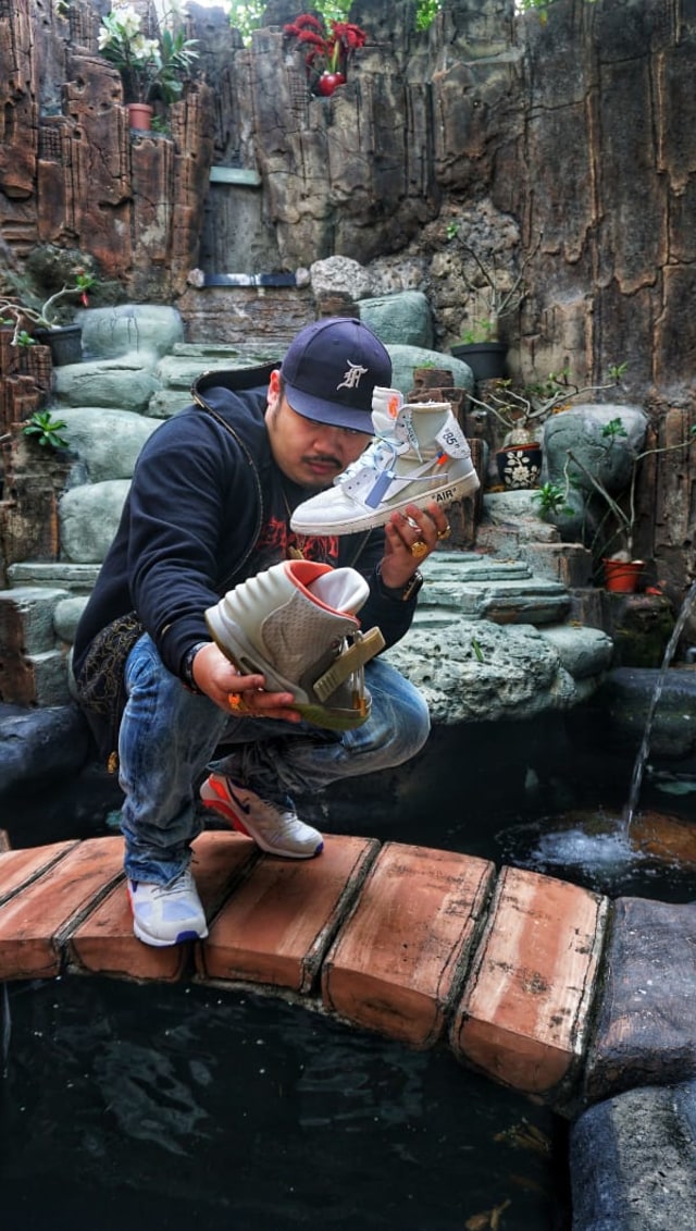 Sneakers, salah satu koleksi Vellen Roeslan dari North Sneaker Squad. (Foto: Helmi Afandi Abdullah/kumparan)