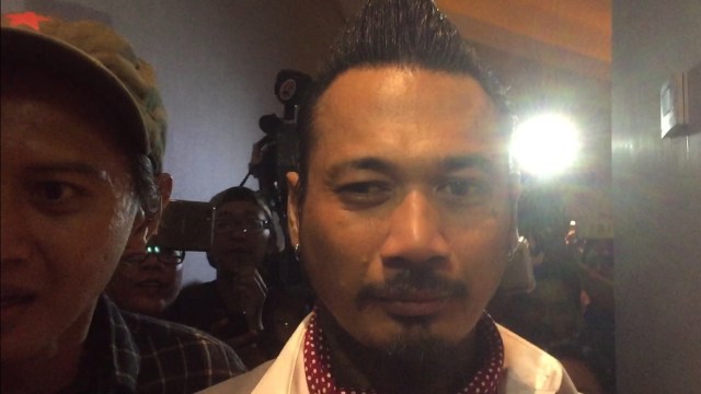 Personel Superman Is Dead, Jerinx, saat menghadiri acara film 'Mama Mama Jagoan', di XXI Epicentrum, Jakarta Selatan, Kamis (15/11). (Foto: Maria Gabrielle Putrinda/kumparan.)