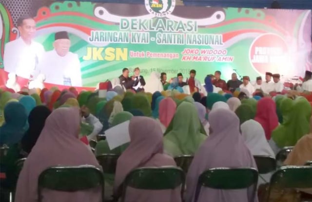 Dihadiri Ribuan Muslimat NU-Pergunu, Kiai Asep-Khofifah Deklarasi Jokowi-Ma'ruf di Bandung (1)