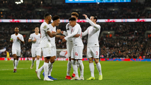 Para pemain Timnas Inggris merayakan gol Jesse Lingard. (Foto: REUTERS/Darren Staples)