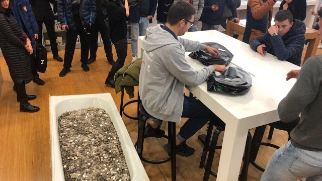 Pria ini beli iPhone XS pakai uang receh satu bak mandi (Foto: Ludmila Semushina/Facebook)