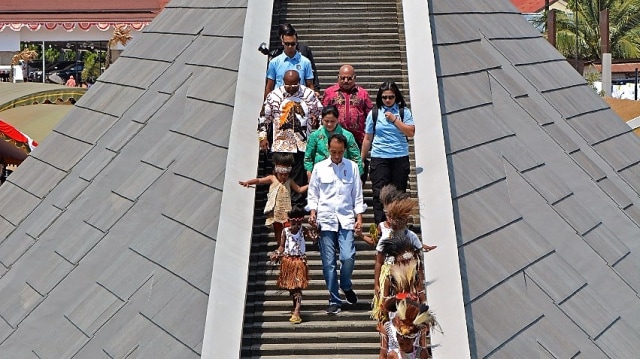 Presiden Joko Widodo dan Iriana Widodo bersama anak-anak mengunjungi Monumen Kapsul Waktu, Merauke, Papua. (Foto: Foto: Agus Suparto - Presidential Palace)