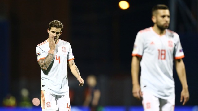 Inigo Martinez (kiri) dan Jordi Alba tertunduk lesu saat Spanyol dikalahkan Kroasia. (Foto: Reuters/Antonio Bronic)