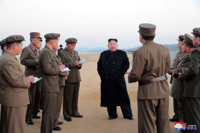 Kim Jong-un lakukan inspeksi uji coba senjata sistem pertahanan terbaru dari Korut. (Foto: Reuters/KCNA)