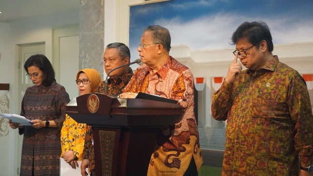 Menteri Koordinator Perekonomian, Darmin Nasution (kedua dari kanan) saat konpers Soal Paket Kebijakan Ekonomi XVI di Kantor Presiden. (Foto: Yudhistira Amran Saleh/kumparan)
