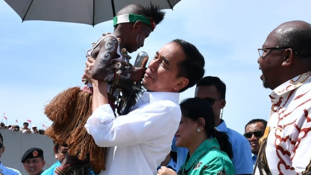 Jokowi menggendong salah satu anak Papua di Monumen Kapsul Waktu di Merauke, Papua, Jumat (16/11/2018). (Foto: Dok. Biro Pers Setpers)