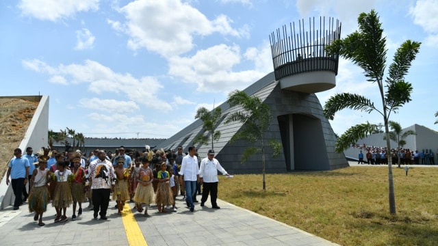 Jokowi dan Iriana di Monumen Kapsul Waktu di Merauke, Papua, Jumat (16/11/2018). (Foto: Dok. Biro Pers Setpers)