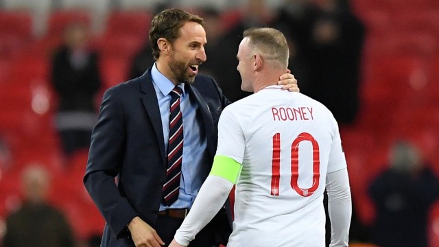 Southgate menyelamati Rooney usai laga melawan Amerika. (Foto: Reuters/Toby Melville)