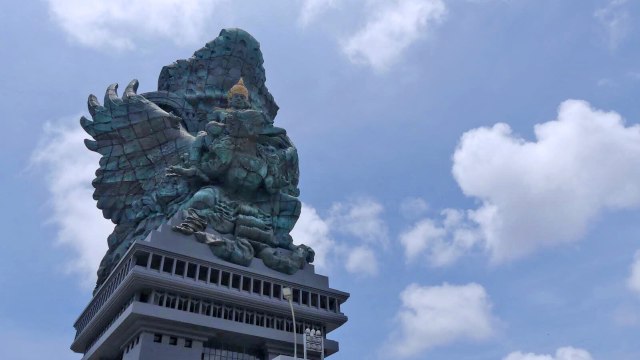 Seluruh permukaan patung GWK dipahat menggunakan palu (Foto: Kartika Pamujiningtyas/kumparan)