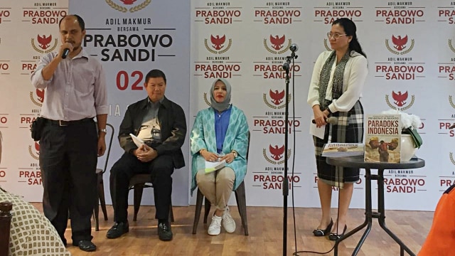 Direktur Komunikasi dan Media Badan Pemenangan Nasional (BPN) Prabowo-Sandi, Hashim Djojohadikusumo dan Nur Asia Uno bersama Komunitas Disabilitas Indonesia di acara launching buku Paradoks Indonesia versi braile. (Foto: Ricad Saka/kumparan)