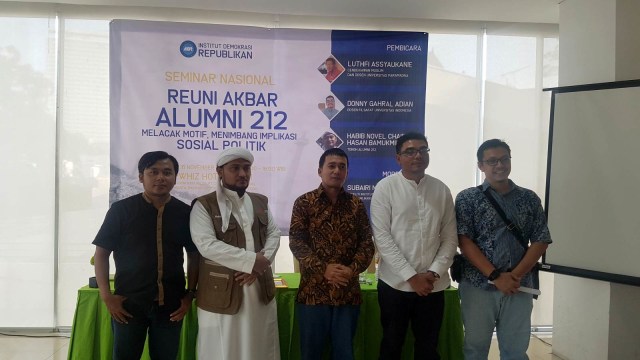 Novel Bamukmin bahas reuni akbar alumni 212 di Hotel Whiz Cikini. (Foto: Efira Tamara/kumparan)