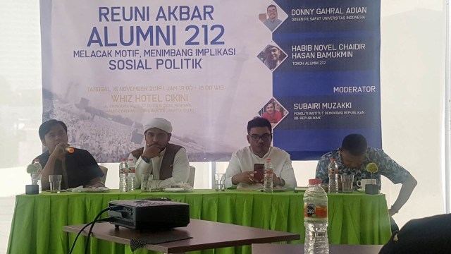 Novel Bamukmin bahas reuni akbar alumni 212 di Hotel Whiz Cikini. (Foto: Efira Tamara/kumparan)