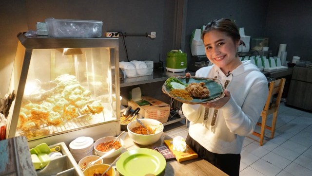Prilly Latuconsina saat di dapur restoran Nona Judes miliknya. (Foto: Helmi Afandi Abdullah/kumparan)