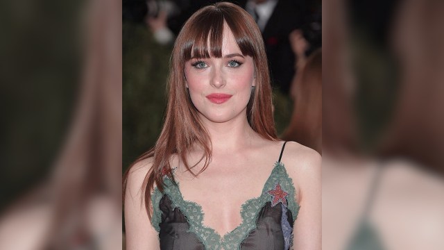 Dakota Johnson, bentuk wajah oval. (Foto: instagram @dakotaonline)