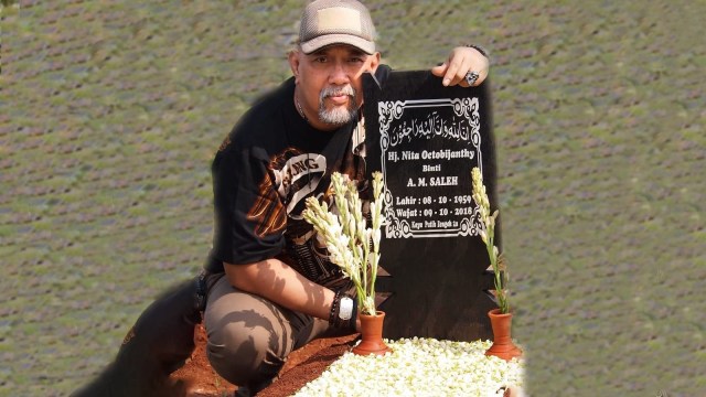 Indro Warkop di makam istri tercintanya, Nita. (Foto: Instagram/@indrowarkop_asli)