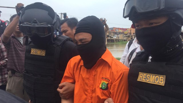 Haris Simamora dibawa ke tempat ia membuang linggis. (Foto: Reki Febrian/kumparan)