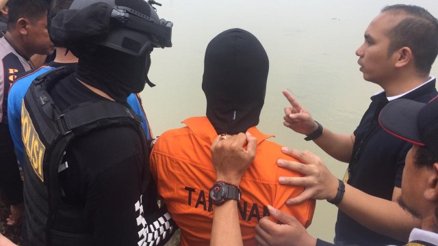 Haris Simamora dibawa ke tempat ia membuang linggis. (Foto: Reki Febrian/kumparan)