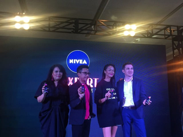Sharita Lefana, Bubah Alfian, Kelly Tandiono, dan Tomasz Schwarz dalam acara peluncuran Nivea MicellAIR di Sheraton Grand Jakarta, Gandaria City, Jumat (16/11). (Foto: dok. Avissa Harness/ kumparan)
