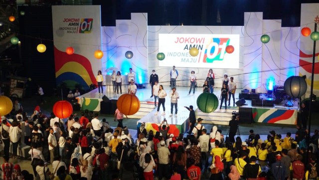 Peragaan baju kampanye Jokowi-Amin di #01FEST. (Foto: Helmi Afandi Abdullah/kumparan)