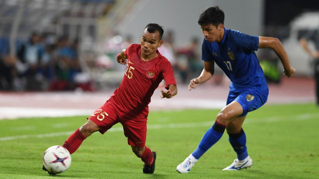 Riko Simanjuntak melewati pemain Thailand. (Foto: ANTARAFOTO/Akbar Nugroho Gumay)