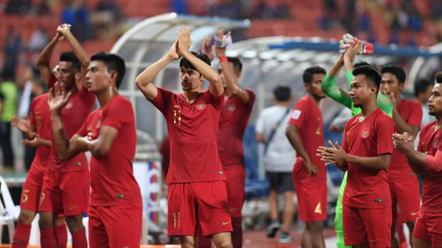 Timnas Indonesia menyalami suporter di Stadion Rajamangala, Thailand. (Foto: ANTARAFOTO/Akbar Nugroho Gumay)