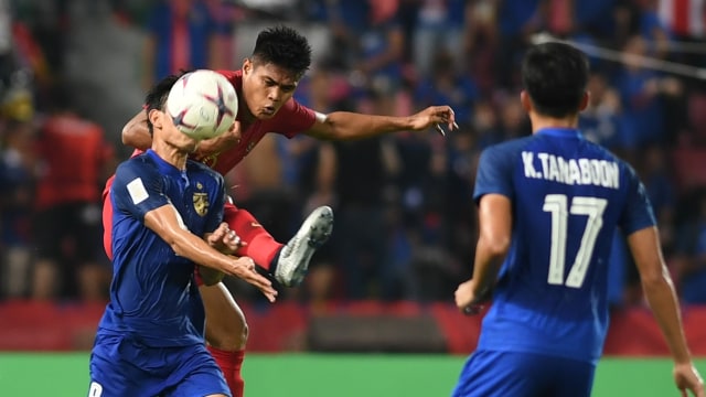 Fachrudin Aryanto berduel udara dengan pemain Thailand (Foto: ANTARAFOTO/Akbar Nugroho Gumay)