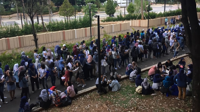 Fans mengantre di konser grup K-Pop Winner, Jakarta, Sabtu (17/11). (Foto: Elmalisa Bancin/kumparan)