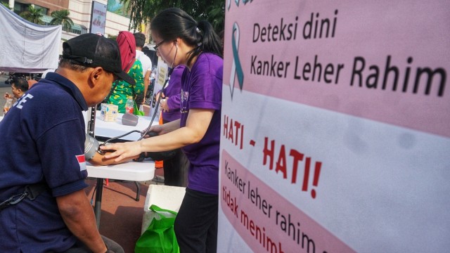 Pengunjung di stan pemeriksaan kesehatan di kawasan Hari Bebas Kendaraan Bermotor, Bundaran Hotel Indonesia, Jakarta. (Foto: Jamal Ramadhan/kumparan)
