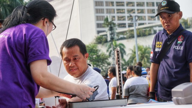 Pengunjung di stan pemeriksaan kesehatan di kawasan Hari Bebas Kendaraan Bermotor, Bundaran Hotel Indonesia, Jakarta. (Foto: Jamal Ramadhan/kumparan)