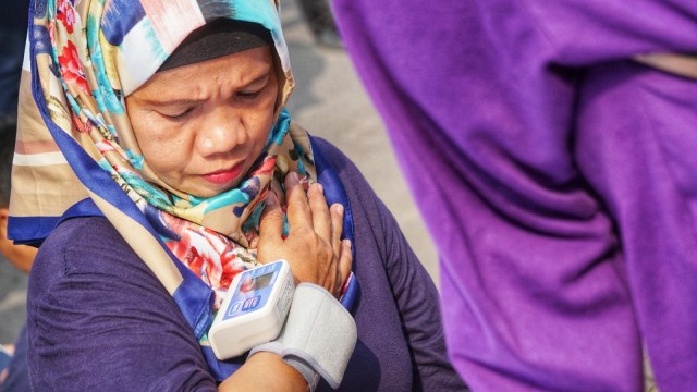 Pengunjung di stan pemeriksaan kesehatan di kawasan Hari Bebas Kendaraan Bermotor, Bundaran Hotel Indonesia, Jakarta. (Foto: Jamal Ramadhan/kumparan)