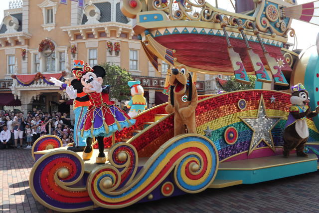 Mickey dan Mini Mouse, serta Pluto menyapa pengunjung yang menyaksikan Flight of Fantasi Parade di Hong Kong Disneyland (Foto: Aria Sankhyaadi/kumparan)