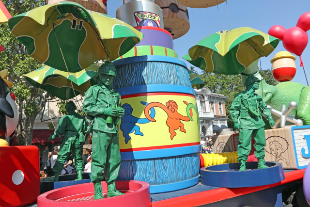 Salah satu karakter dari film Toys Story turut meramaikan Flight of Fantasi Parade di Hong Kong Disneyland.  (Foto: Aria Sankhyaadi/kumparan)